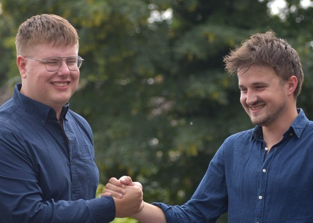 2 jongens die hand schudden in Ermelo